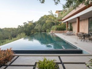 Combien coûte une piscine finie ? piscine, terrasse et pourtours inclus